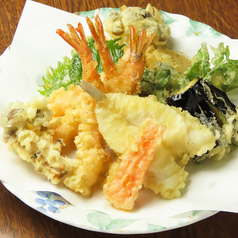 香ばしい衣と、新鮮な素材が織りなす、贅沢な味わい