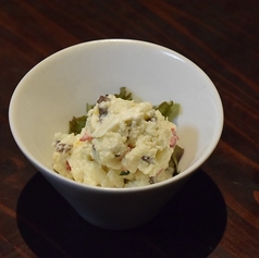 牛タンの燻製とゴロゴロ野菜のポテトサラダ