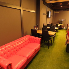 2名用のソファ席が2卓あり、友人や大切な方との会話を楽しむのに最適です。ゆったりとしたスペースで、リラックスしながらお食事をお楽しみいただけます。ぜひご利用ください。