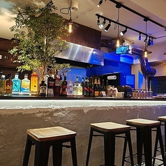 お１人様利用やデート利用に最適な雰囲気のあるカウンター席もございます。