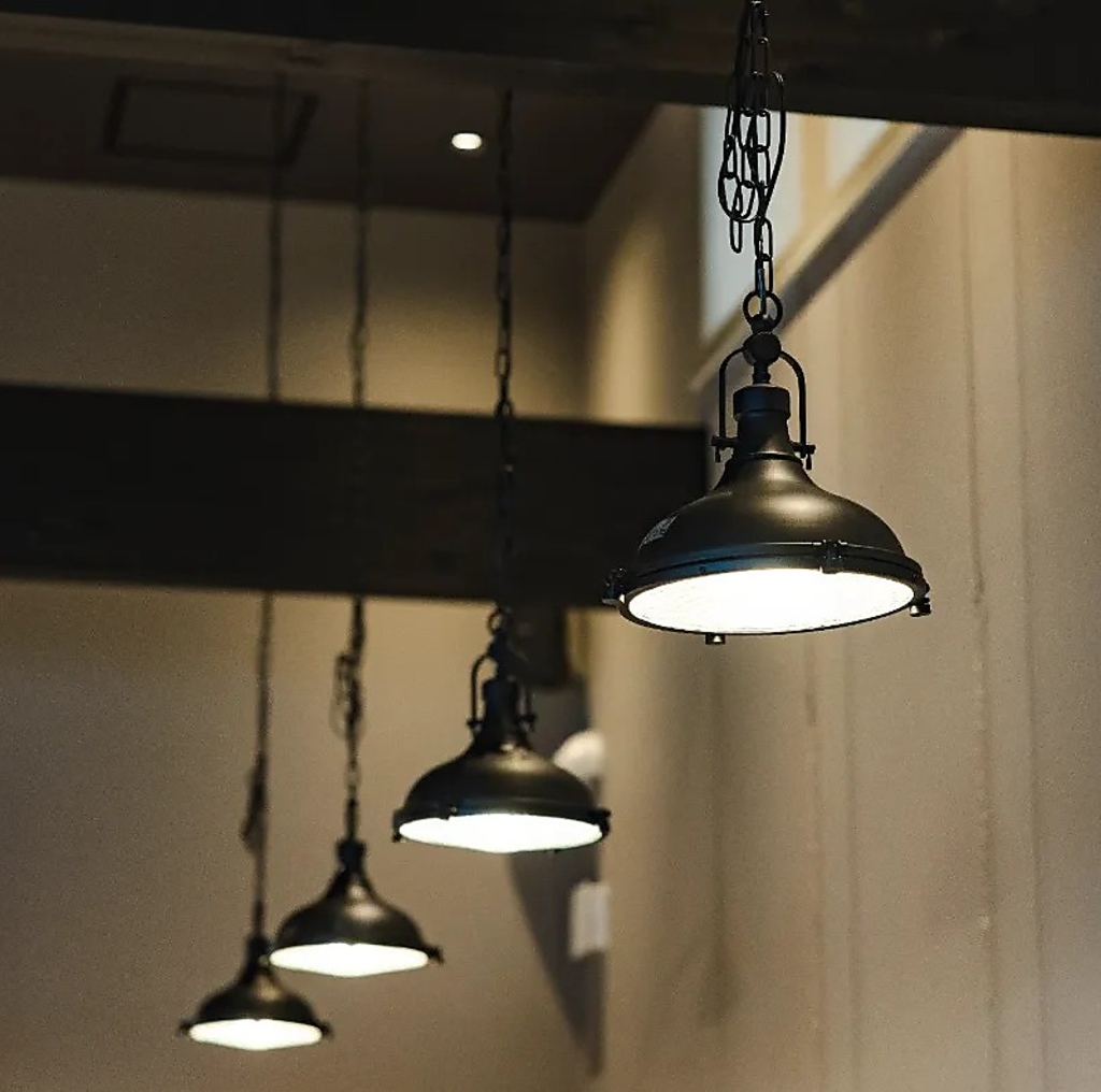 モノトーンで構成された店内はおしゃれな空間◎広々としており、天井は高く解放感が溢れる雰囲気です