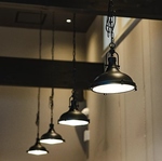 モノトーンで構成された店内はおしゃれな空間◎広々としており、天井は高く解放感が溢れる雰囲気です