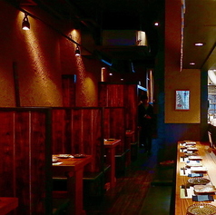 テーブル席は、友人や家族と楽しいひとときを過ごすのに最適な空間です。温もりのある木のテーブルが心地よい雰囲気を演出し、落ち着いたインテリアがリラックスした食事体験を提供します。広々としたテーブルで、料理を囲みながら会話を楽しむことができます。