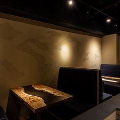 【北海道炉端焼き 篝-kagari- 炉端焼き】北海道産食材を中心に、全国各地から取り寄せる旬食材をシンプルに味わえます。どのお席からも炉端で焼いている様子をご覧いただけるため、お食事を待っている間も店内の雰囲気をお楽しみいただけます。◇札幌 すすきの 居酒屋 炉端焼き ろばた焼き デート 記念日 誕生日◇