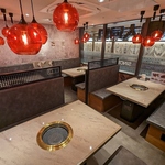 赤をアクセントにしたカジュアルでオシャレな店内で、美味しいお肉をお楽しみください◎