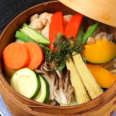 豚肉のサーチャージャン煮込みと彩り野菜のせいろ蒸し