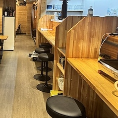【ゆったり過ごせるカウンター席】おひとり様も大歓迎◎お仕事帰りの一杯におすすめのカウンター席をご用意。【居酒屋、堺東、焼き鳥、やきとり、鳥刺し、刺身、飲み放題、ビール、グルメ、ホットペッパーグルメ、堺東グルメ、】