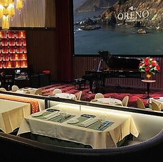 カジュアルからラグジュアリーまで、優雅な空間で生演奏と共に素敵な時間をお過ごしください。