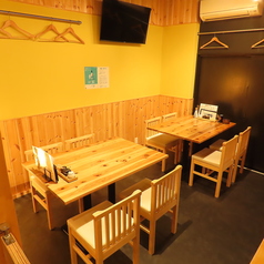 4名テーブルが2台あります。