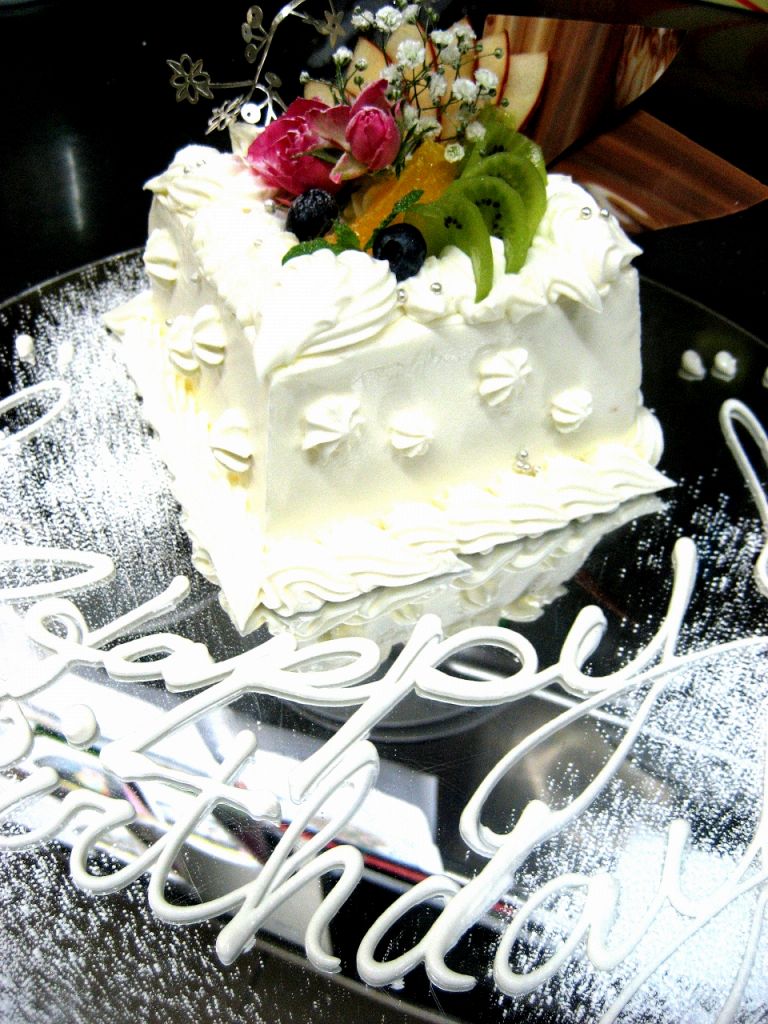 お誕生日・記念日にもオススメ！！特製ケーキにメッセージを添えて…