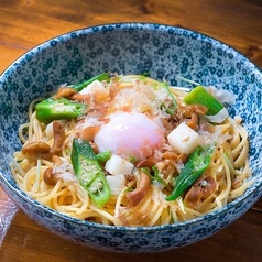 おくらと大和芋となめたけのだし醤油仕立て　温泉卵添え