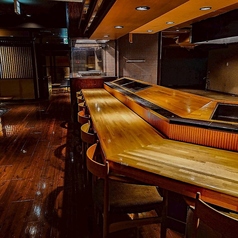 お一人様も大歓迎です！オープンキッチンのため料理人の技術を目の前で楽しむことができます。落ち着いた雰囲気のカウンター席で当店をお楽しみください！