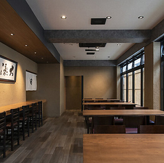 慶事や会社のご宴会など、大人数での特別な集まりには店舗貸切がおすすめです。落ち着いた趣ある空間は、どなた様をお招きしても喜ばれる上品な雰囲気◎職人が一火入魂で仕上げる鰻料理を囲みながら、賑やかで贅沢なひとときを演出。思い出に残る大切なお集まりを、スタッフ一同心を込めてサポートいたします。