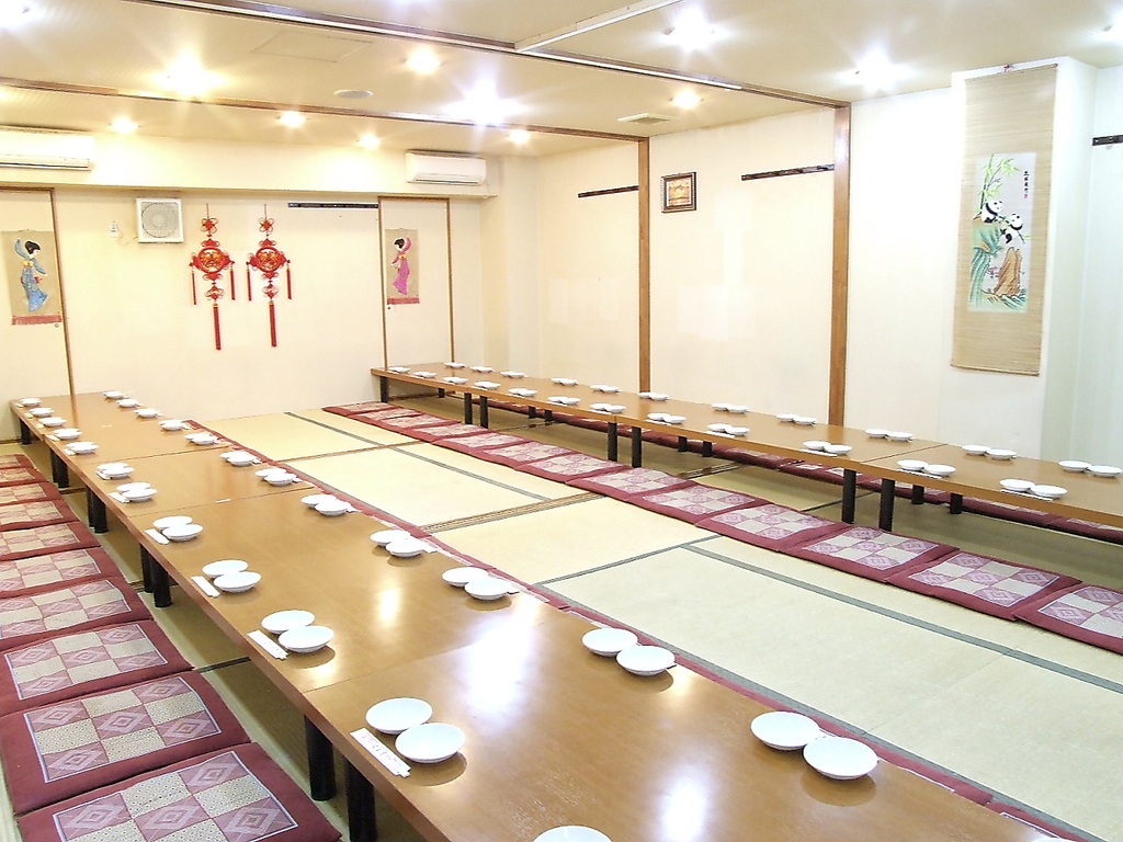 1号店は広々座敷を完備。最大100名までOK！2号店は70名まで承ります。