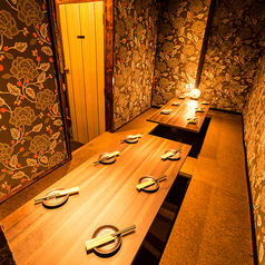 デザイナーによる精巧な造りが美しい造形美を感じさせる和モダン個室空間。川崎での接待、女子会、合コン、誕生日、記念日、各種宴会や飲み会におすすめです。【川崎 個室 居酒屋 ランチ 誕生日 記念日 食べ放題 飲み放題】