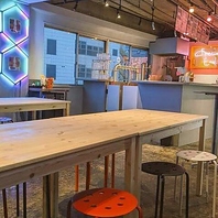 お店奥には25名様までお座りいただけるテーブル席も◎