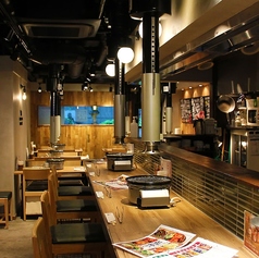 お一人様や少人数でのご利用に最適な、広々とした木製カウンター席。目の前にはキッチンのライブ感が広がります。各席にロースターと排煙ダクトを完備しており、自分のペースで焼肉を楽しめます。仕事帰りの一杯やデートにもおすすめです。