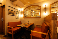 多様なシーンに対応する居心地の良いモダンテーブル席