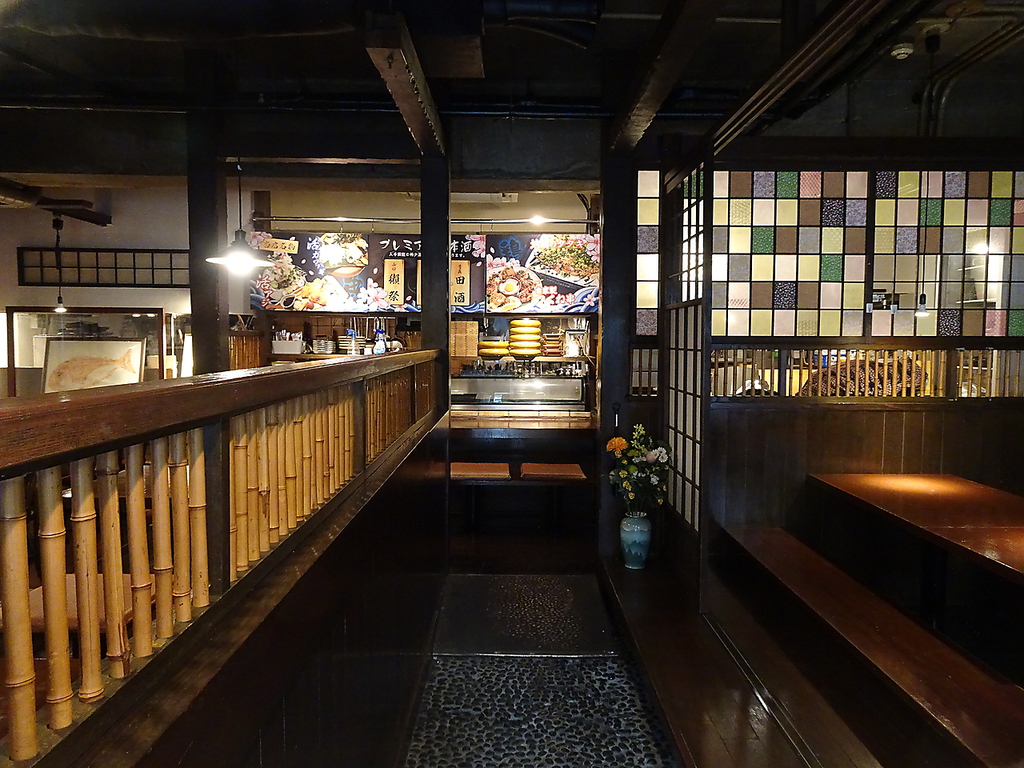 （本邸）趣の異なる2つのフロア。気分に合わせてお選びください♪本邸