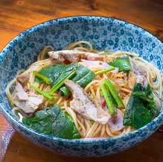 鶏もも肉とほうれん草のピリ辛バジリコスープ仕立て