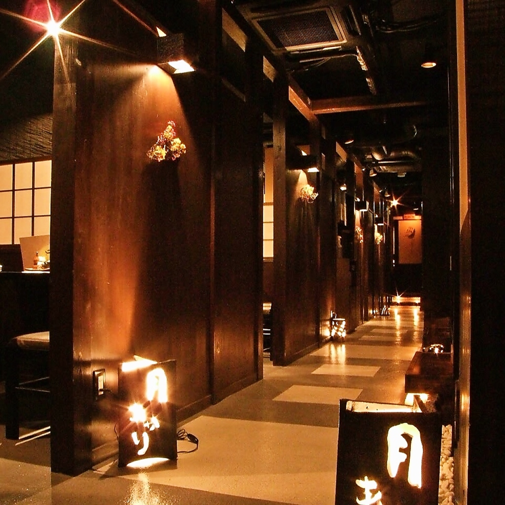 平塚駅北口より徒歩2分☆地下への階段を降りると灯籠の明かりに彩られた癒し空間が広がります。