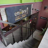 なかもず駅前ロータリーからひと筋中に入った路地裏に佇む半地下のお店。隠れ家的雰囲気ですが階段を降りればおしゃれな店内が見えてきます。