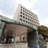 姫路商工会議所の共有駐車場を270台完備しており、お食事をされたお客様には2時間分のサービス券を発行しています。お車でお越しのゲストが多い夜の宴会でも、駐車場の心配をせずに安心して集まれるのが魅力です。広々としたスペースがあるため、遠方からの来客時もスムーズな案内を可能にします。
