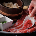 本まぐろの骨ぎわから削り出した中落ちは、まさに旨味の塊。海苔の上に酢飯と中落ちマグロを乗せ手巻き寿司として体験できます。