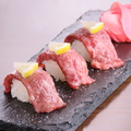 料理メニュー写真 お肉屋さんの和牛炙り寿司（3貫）