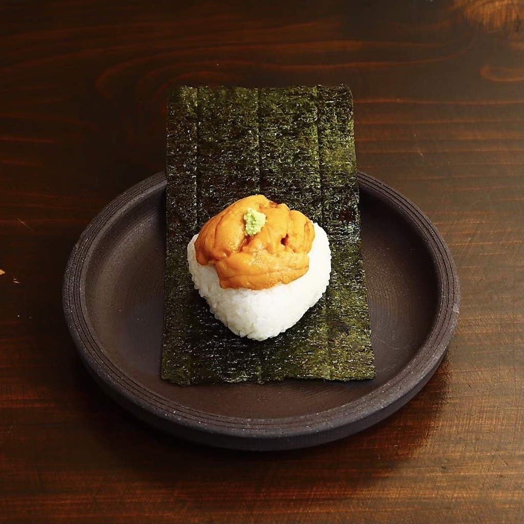 大人気！ウニがどっさり乗ったうにぎり！！必食です！！！