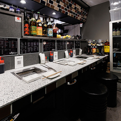 カウンター席にも焼き台を設置しており、おひとり様でも気軽に焼肉をお楽しみいただけます♪カウンター限定メニューもご用意しておりますので、少しずつ色んな部位を味わいたい時や2軒目のご利用の際などにオススメ◎お気軽にご来店ください！