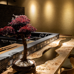 店内のインテリア・雰囲気にもこだわりました。和とモダンが調和するお洒落な空間。【すすきの駅5分】全国各地の旬食材を『北海木炭』で味わうこだわりの炉端焼き。素材をシンプルに味わえる「北海道炉端焼き 篝」へ是非お越しください。◇札幌 すすきの 居酒屋 炉端焼き ろばた焼き デート 記念日 誕生日◇