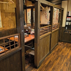 木のぬくもりを感じる空間に、4名様用のテーブル席を多数ご用意。ご家族やご友人との気軽な食事に最適です。プリプリの「赤から鶏セセリ」は、特製ダレを絡ませてアツアツの白ご飯に乗せて頬張るのがおすすめ！楽しいひとときをどうぞ。