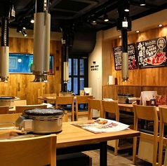 木の温もりを基調とした、明るくカジュアルなテーブル席。壁一面のウッドパネルが印象的です。各席にロースターと強力な排煙ダクトを完備し、煙や匂いを気にせず快適。窓から坪庭も望め、ご友人やご家族とのお食事、少人数のご宴会に最適です。