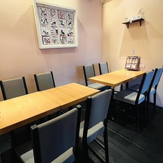 4名様掛けテーブルを2卓ご用意しております。