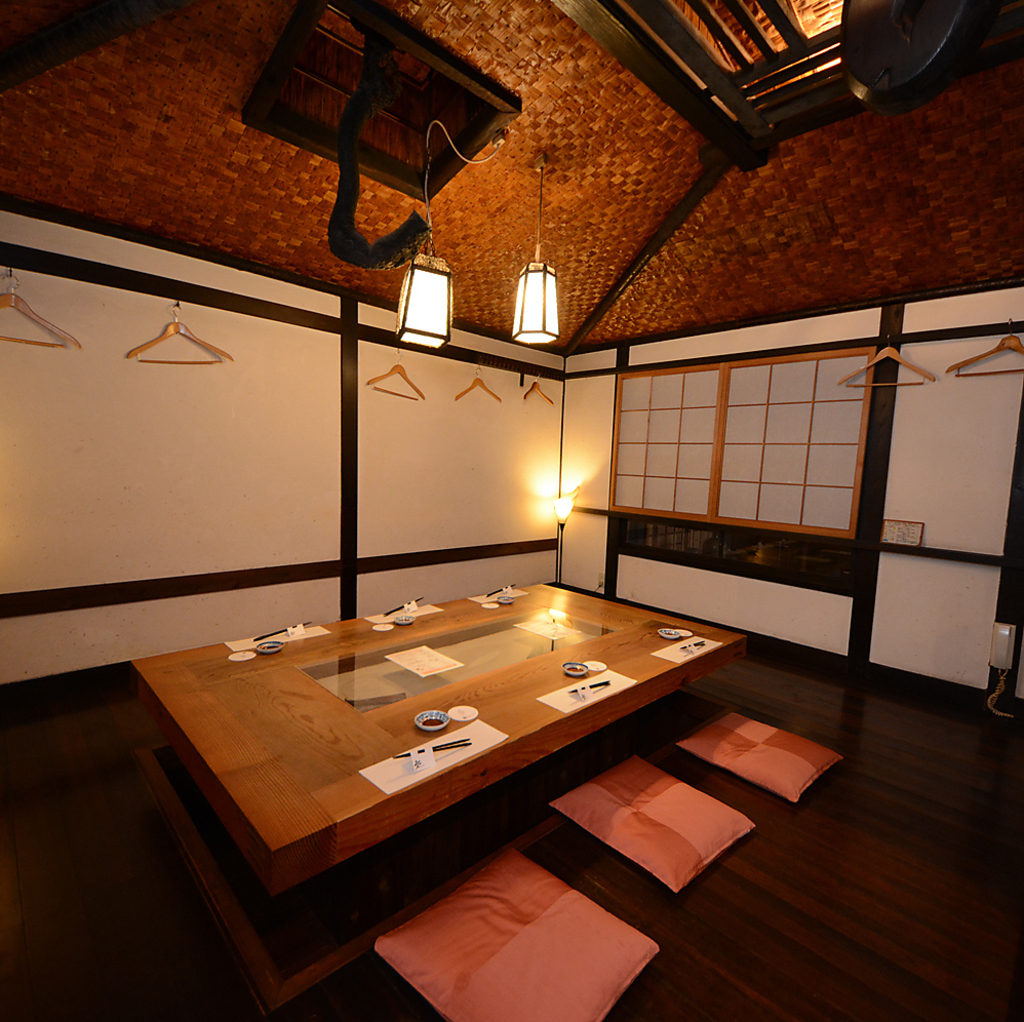 古民家のようなホッとする雰囲気の個室。仲間内での宴会やご家族でのお食事など様々なシーンにどうぞ