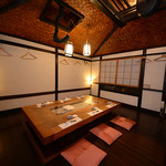 古民家のようなホッとする雰囲気の個室。仲間内での宴会やご家族でのお食事など様々なシーンにどうぞ