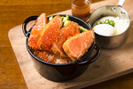 話題のサーモンレアカツ丼