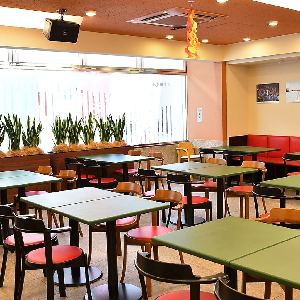 広々とした店内席