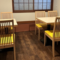 テーブル席4人掛け2つ