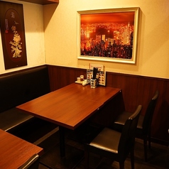 大きなテーブルは宴会や家族での食事にピッタリ！