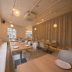 【2F半個室/20~40名様】開放的な広々フロアは多彩な演出が可能♪