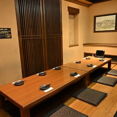 【掘りごたつ席半個室：～12名様】普段使いにも◎和モダンの落ち着いた空間。落ち着きのある和モダンな雰囲気の中、気の合う仲間と語らいながら、当店自慢の鶏料理をはじめとするこだわりの逸品料理をご堪能いただけます。歓送迎会や同窓会など、幅広いシーンに対応可能です。リラックスした宴をお楽しみください。