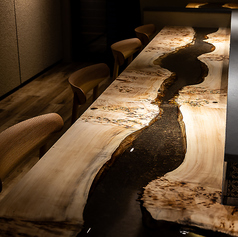 デザインにこだわった木のカウンターが何とも美しいお料理が映える、印象的なお席です。セラーで管理する選りすぐりの日本酒やワイン片手に、素材の持ち味を存分に活かした炉端焼きをご堪能あれ。接待やお誕生日など特別なシーンにもおすすめです。◇札幌 すすきの 居酒屋 炉端焼き ろばた焼き デート 記念日 誕生日◇