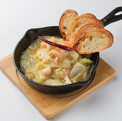 キャベツと海鮮のアヒージョ