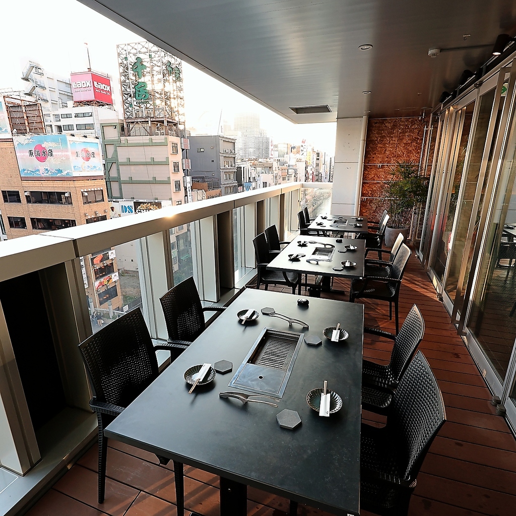 道頓堀を望める人気テラス席で景色と和牛を同時に堪能できる店。