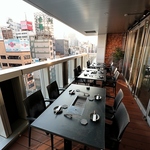 道頓堀を望める人気テラス席で景色と和牛を同時に堪能できる店。