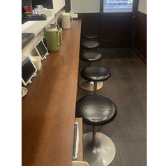 お一人様でも気兼ねなく過ごせるカウンター席。サク飲みや晩酌セットにおすすめ!