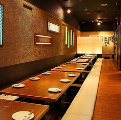 和の趣き溢れる店内は大人の為の落ち着いた雰囲気となっております。2名様~100名様までご利用可能な完全個室席は池袋駅での接待や女子会、合コンなど各種宴会に最適なプライベート個室空間♪お得な宴会コースプランもご予算に合わせて3500円~ご用意。