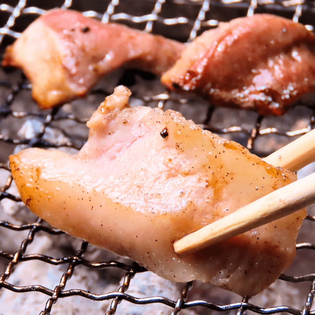 こだわり炭火でじっくり焼き上げ！旨味を閉じ込めてジューシーに◎香ばしい匂いが食欲をそそります。